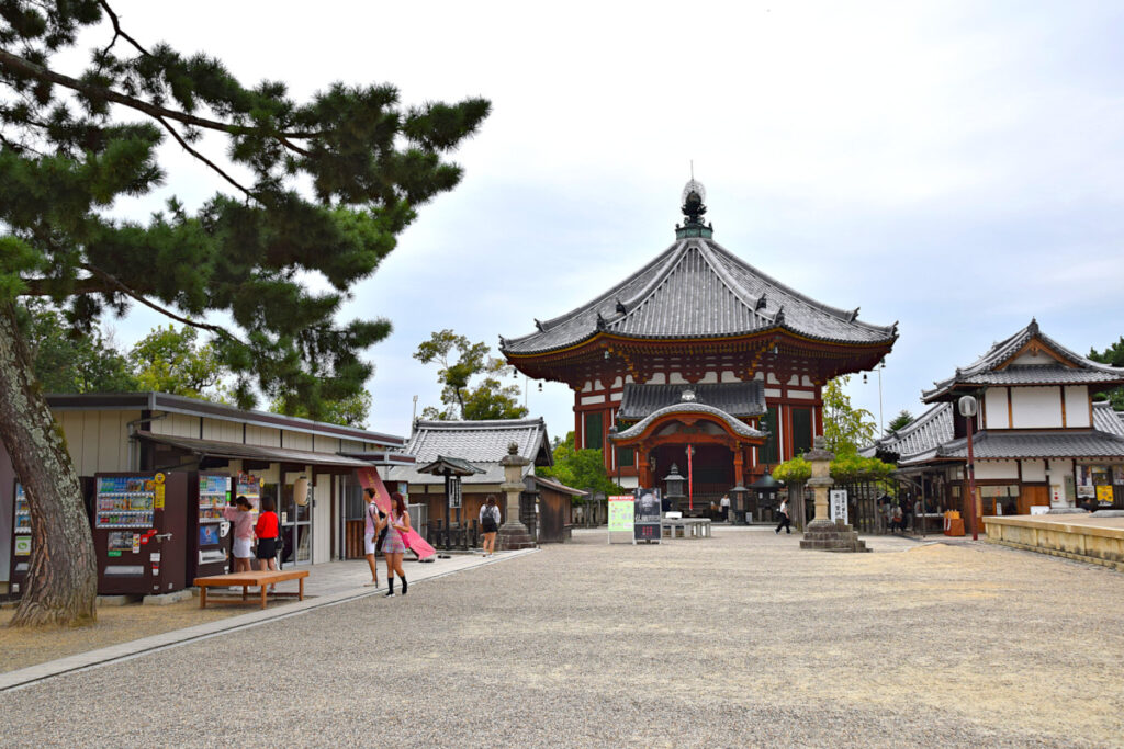 Path around Kofuku-ji in Nara Park