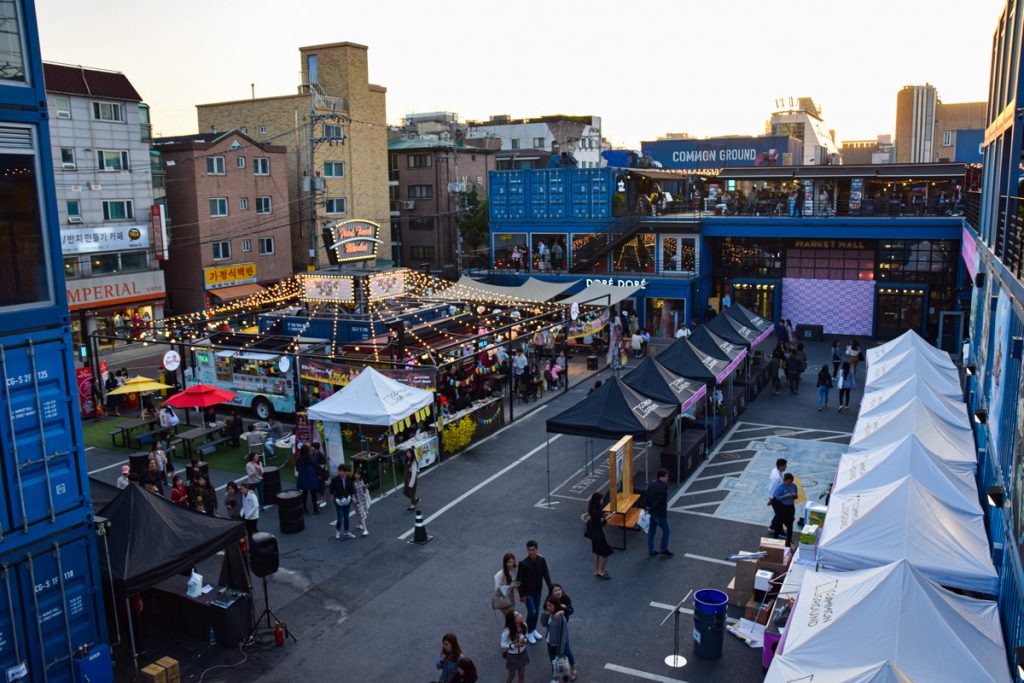 Food trucks at Common Ground during the day