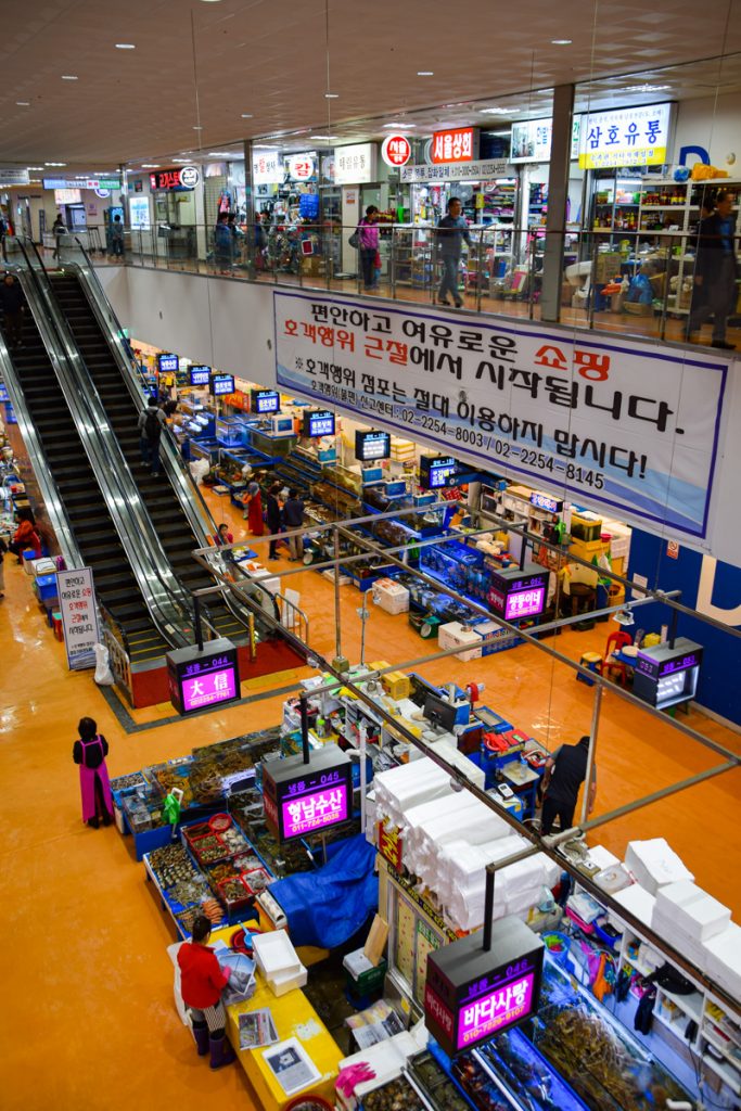 The two floors at Noryangjin Market