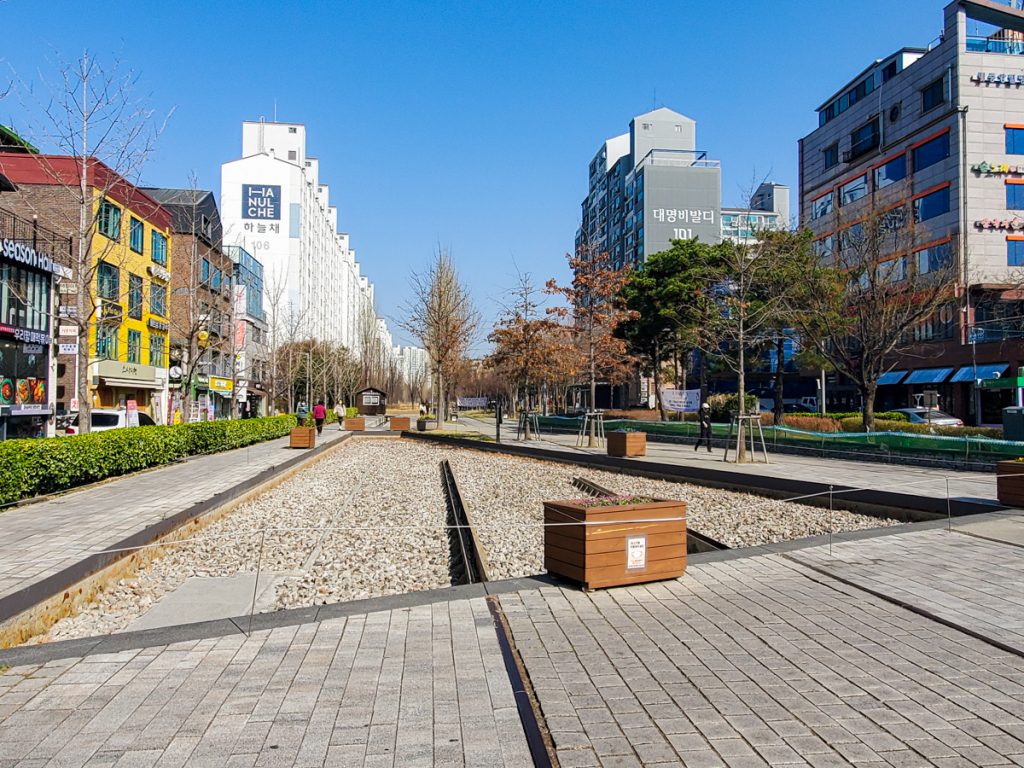 Water feature around Gyeongui Line Forest Park in Yeonnam-dong