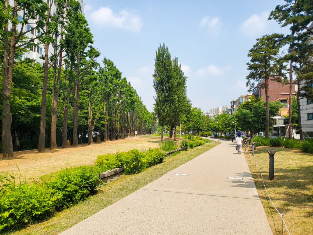 Gyeongui Line Forest Park in Yeonnam-dong